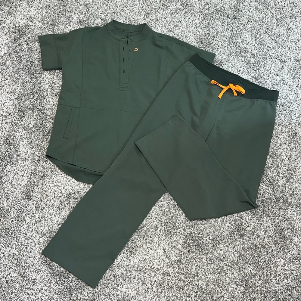 Brand new Army/olive green Figs scrub set. PLEASE READ DISCRIPTION FOR SIZE